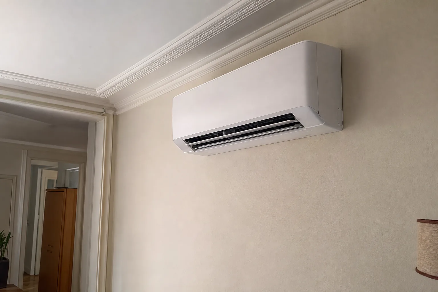 Unité intérieure murale de climatisation installée en hauteur