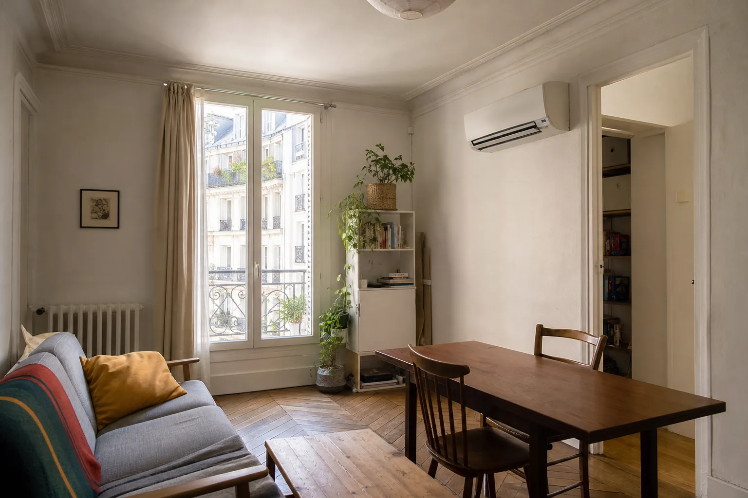 Split mural installé en hauteur dans un séjour parisien